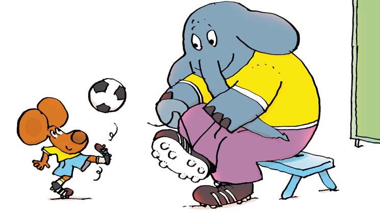 Zoé et l'éléphant jouent au foot