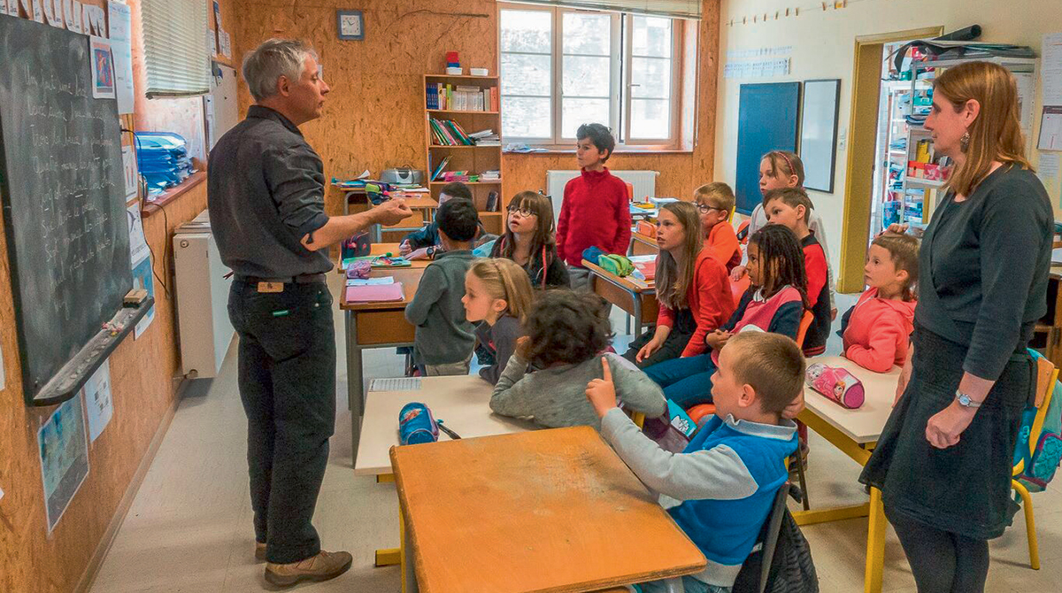 Gilles Brulet en pleine création poétique avec la classe unique de Sylvie Cros de l’école primaire, à Laval-Roquecezière (12). Photo : L. D. - J'aime lire n°489, octobre 2017.