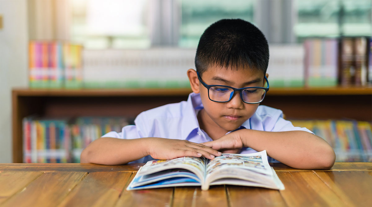 “Mon enfant ne lit que des BD ! C’est grave, docteur ?” Une question de Catherine, 35 ans, maman d’Aurèle, 7 ans et demi, posée à la rédaction du magazine Mes premiers J'aime lire et publiée dans le n° 259. © Adobe Stock.