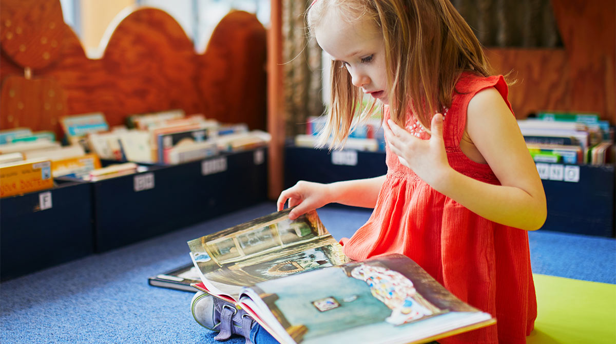 Votre enfant ne manifeste aucun intérêt pour les romans ? Les conseils de la rédaction du magazine Mes premiers J’aime lire vous aideront à lui faire découvrir, peu à peu, le plaisir qu’apporte leur lecture… © AdobeStock.