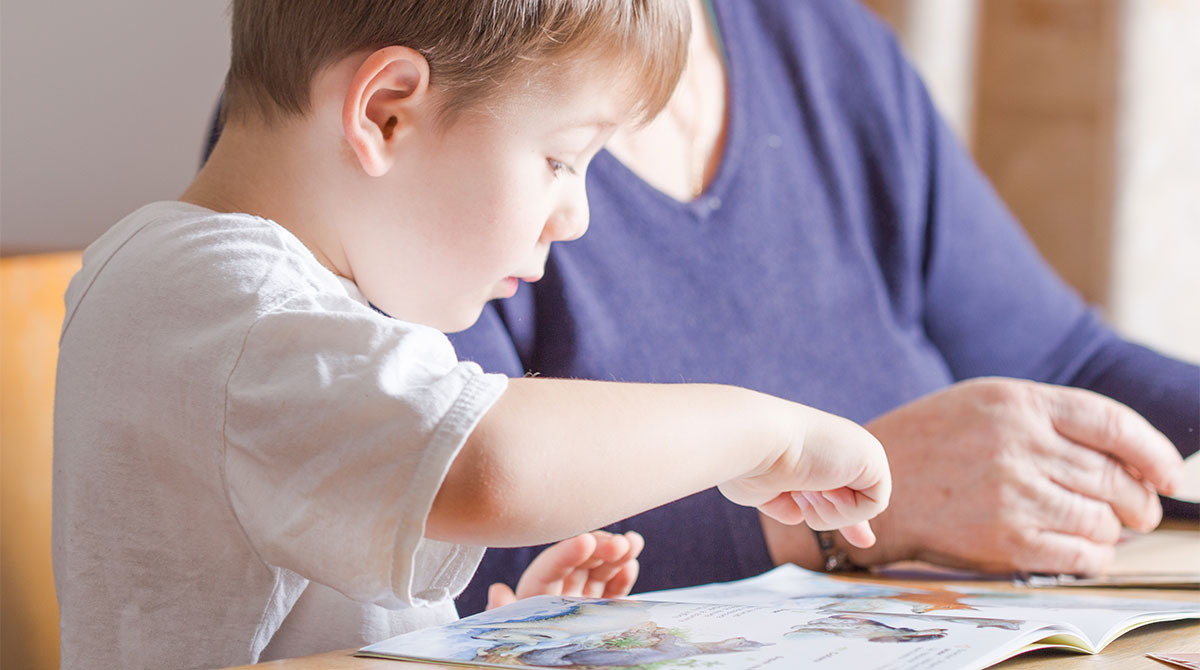 “Pourquoi mon enfant ânonne-t-il encore alors que les autres lisent très bien ?”, Mes premiers J'aime lire n° 249, mai 2023. Texte : Delphine Saulière. © AdobeStock - Konstantin Postumitenko.