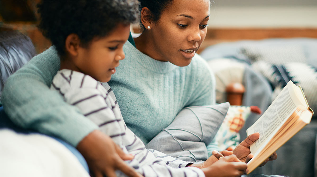Comment stimuler l'envie de lire des enfants ? Les conseils de Mes premiers J'aime lire n° 275. © Adobe Stock.